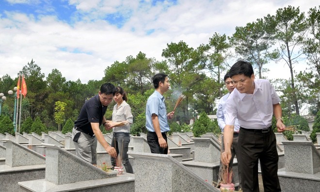 Những điểm dừng đặc biệt trên đường Hồ Chí Minh Những người làm đường Hồ Chí Minh ngày nay thắp hương tri ân những người mở đường trong chiến tranh