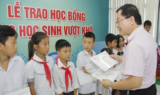Nhà sách Tiền Phong trao học bổng cho học sinh vượt khó Nhà báo Lê Xuân Sơn - Tổng biên tập báo Tiền Phong trao học bổng cho các học sinh.