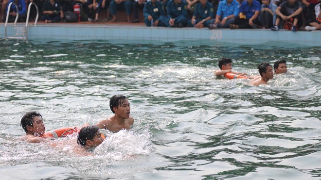 Đoàn viên, thanh niên thi kỹ năng cứu nạn, cứu hộ Đoàn viên, thanh niên thực hiện các thao tác, kỹ năng thoát hiểm, ứng cứu trong các trường hợp nguy cấp - Ảnh: An Hiếu