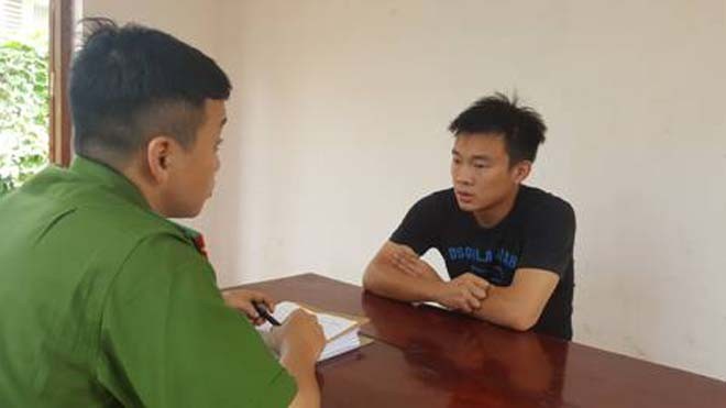 Lạng Sơn: Đạo chích là đồng nghiệp trong công ty Đối tượng Linh (bìa phải) tại cơ quan Công an *ảnh: N.