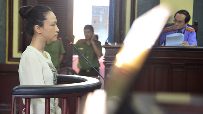 Hoa hậu Phương Nga tố đại gia vi phạm “hợp đồng tình ái“ Hoa hậu Trương Hồ Phương Nga sáng nay tại tòa đã phản tố, ví von đại gia ‘chia tay, đòi lại quà’. Ảnh: Tân Châu