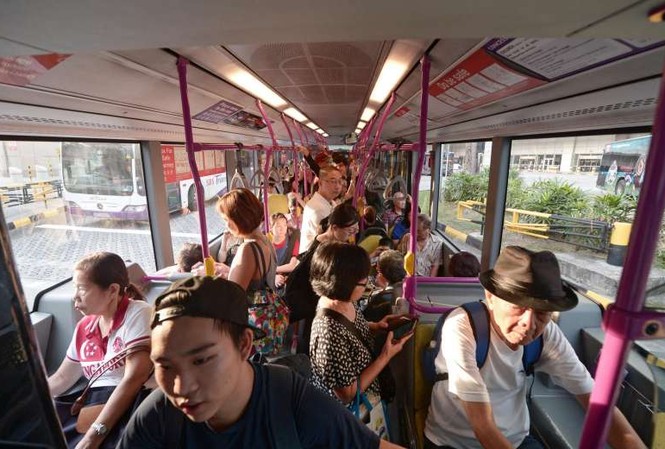 Singapore thúc đẩy tiện nghi cho giao thông công cộng Ngày càng nhiều người Singapore sử dụng xe bus (Ảnh: The Straits Times)