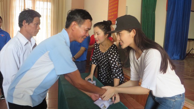 Á hậu Huyền My đến với bà con vùng lũ Nghệ An Á hậu Huyền My đến với bà con vùng lũ Nghệ An
