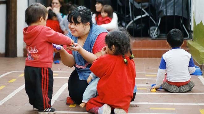 Người mắc bệnh down đầu tiên trở thành giáo viên ở Argentina Noelia yêu trẻ em và dễ dàng giành được thiện cảm của phụ huynh cũng như học sinh. Ảnh: AFP.