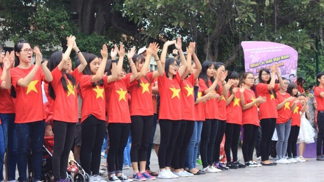 Hoa hậu, người đẹp nhảy cùng giới trẻ Đông đảo các bạn trẻ tham gia chương trình.