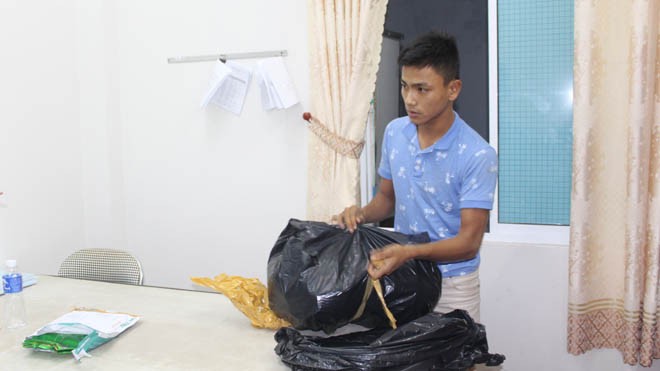 Bắt giữ đối tượng chuyên buôn bán cỏ Mỹ bằng đường bưu điện Đối tượng Rym cùng tang vật bị bắt giữ tại biên phòng cửa khẩu cảng Đà Nẵng.