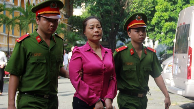 ‘Hoa hậu quý bà’ Trương Thị Tuyết Nga tái hầu tòa ‘Hoa hậu quý bà’ Trương Thị Tuyết Nga sau phiên tòa sơ thẩm ngày 26/7. Ảnh: Tân Châu