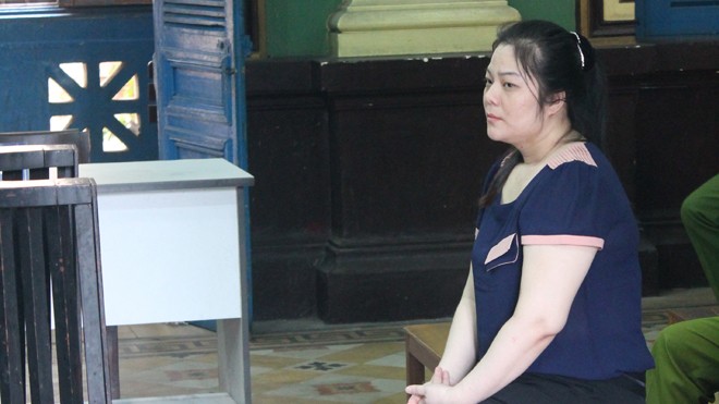 Vì sao lại hoãn xử vụ ‘kiều nữ’ lừa giáo sư? Nguyễn Thị Thanh Hoa tại phiên tòa chiều 6/7. Ảnh: Tân Châu