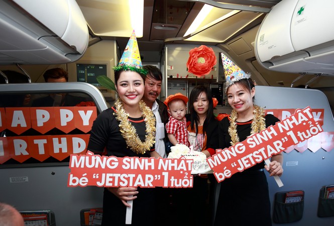 Jetstar Pacific tổ chức tiệc thôi nôi bất ngờ cho em bé Jetstar Jetstar Pacific tổ chức tiệc thôi nôi bất ngờ cho em bé Jetstar