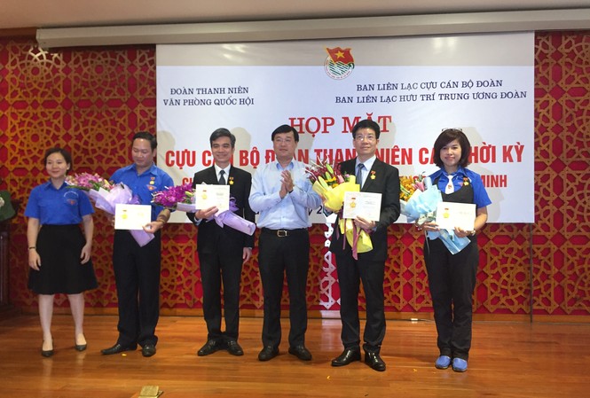Gặp mặt truyền thống cựu cán bộ Đoàn thanh niên các thời kỳ Bí thư thứ nhất T.Ư Đoàn Lê Quốc Phong trao tặng Kỷ niệm chương Vì thế hệ trẻ cho các đồng chí lãnh đạo, cán bộ Văn phòng Quốc hội.