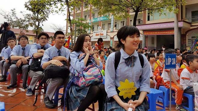 Hoạt động trải nghiệm tại trường học Việt Nam hấp dẫn học sinh Nhật Bản Học sinh Nhật Bản chăm chú xem các tiết mục văn nghệ