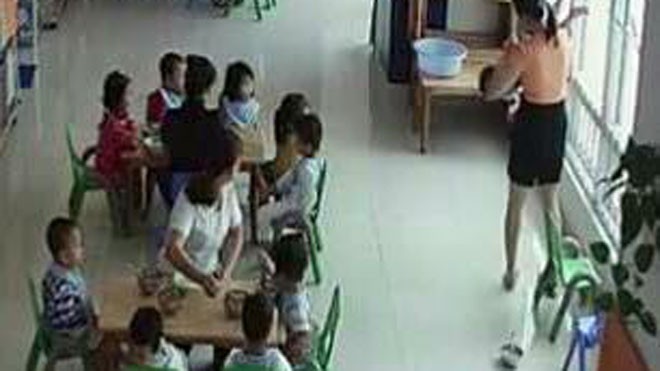 Hãi hùng những vụ bạo hành trẻ mầm non “độc nhất vô nhị” Cô hiệu trưởng gọi hành vi dốc ngược, dọa ném trẻ qua cửa sổ là... đùa giỡn với các em