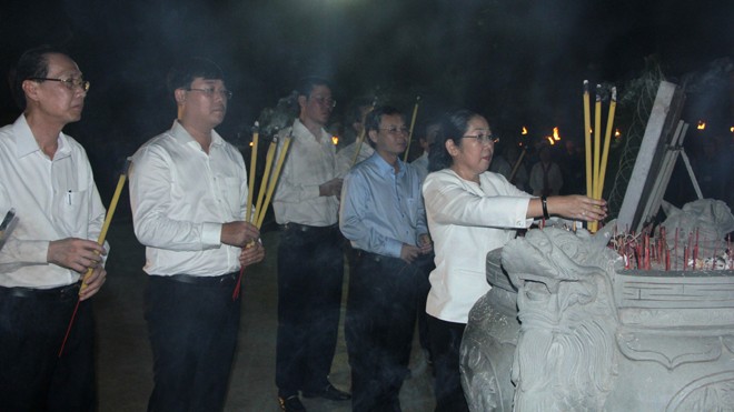 Tuổi trẻ TPHCM dâng hương tưởng niệm các Anh hùng liệt sỹ Đoàn đại biểu T.Ư và TPHCM dâng hương tưởng niệm các Anh hùng liệt sỹ.