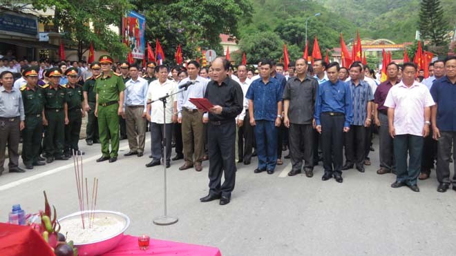 Lễ rước 107 hài cốt liệt sỹ hy sinh tại Lào về nước Ông Nguyễn Thanh Hoàng - Chủ tịch UBND huyện Kỳ Sơn (Nghệ An) đọc điếu văn tại lễ dâng hương tưởng niệm.