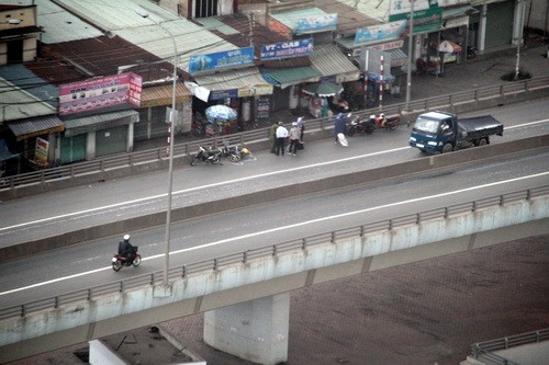 Người đi xe máy bị ôtô húc văng khỏi cầu vượt Hiện trường vụ tai nạn khiến người đàn ông rơi khỏi cầu vượt. Ảnh: Phước Tuấn.