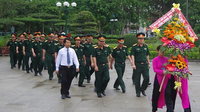 Dâng hương kỷ niệm ngày sinh Bác Hồ Dâng hương kỷ niệm ngày sinh Bác Hồ