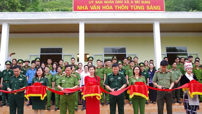 Khánh thành nhà văn hóa cộng đồng trên biên giới Đại diện lãnh đạo các đơn vị cắt băng khánh thành công trình