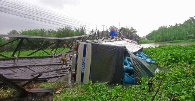 Xe quá tải làm cầu sập đổ tan tành ở Long An Hiện trường vụ tai nạn