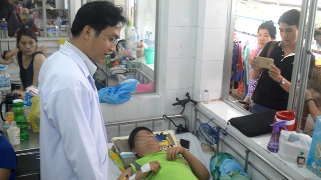 Phẫu thuật xuyên đêm cứu bệnh nhi bị dập tuỷ sống, liệt hai chân Bé trai được cứu sống sau ca phẫu thuật xuyên đêm.
