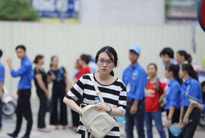 Thi tổ hợp Lý, Hóa, Sinh: Thí sinh than mệt mỏi vì đề khá dài Thí sinh vội vã đến trường thi sáng nay, 23/4. Ảnh: Như Ý