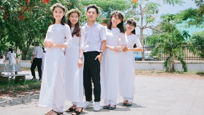 Nam sinh đạt điểm 10 môn Văn hoảng hốt vì bị giả mạo Facebook Trần Đình Duy (đứng giữa) là thí sinh duy nhất cả nước đạt điểm 10 môn Văn