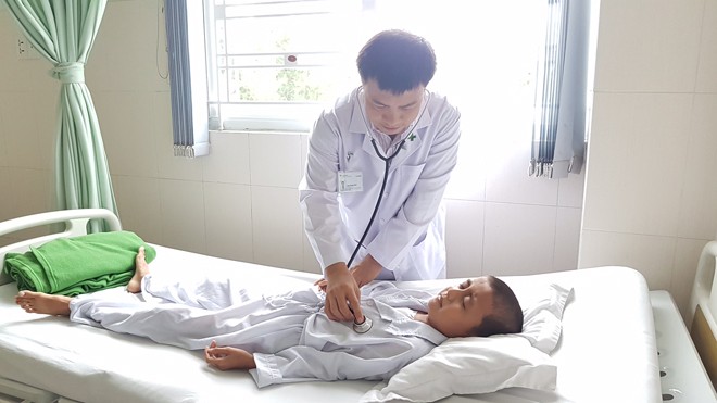 Phẫu thuật cứu sống bệnh nhi mắc hội chứng Marfan hở van tim hai lá Bác sĩ đang thăm khám cho bệnh nhi mắc hội chứng Marfan hở van tim hai lá