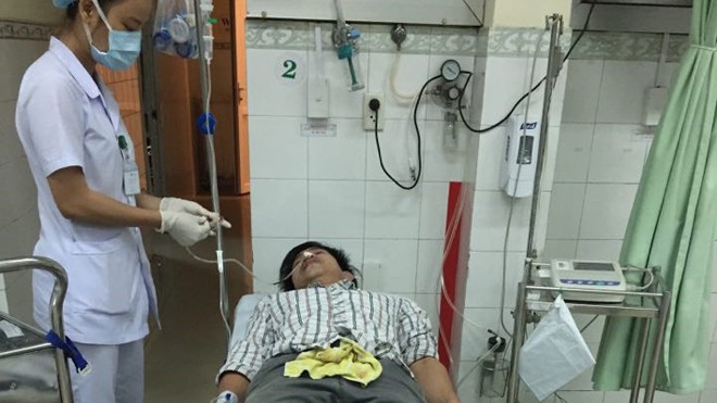 Một nhà 3 người nhập viện trong đêm sau bữa nhậu cá nóc Một trong ba bệnh nhân nhập viện do ngộ độc cá nóc.