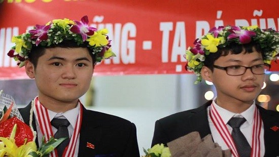Học sinh đoạt HCV vào ĐH Bách Khoa HN sẽ được đào tạo theo chương trình tinh hoa Đinh Bá Dũng và Trần Hữu Bình Minh giành huy chương vàng Olympic Vật lý sẽ "đầu quân" vào đại học Bách khoa Hà Nội học. Ảnh Lê Văn.