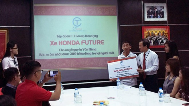 Tặng xe cho bác xe ôm không tham 200 triệu đồng của rơi Ông Paul Chan - đại diện Tập đoàn C.T Group trao tặng biểu tượng cho ông Nguyễn Văn Hùng
