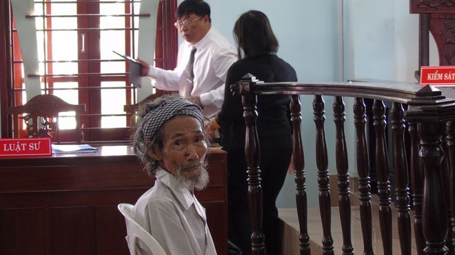 9 luật sư bào chữa cho người cha bị con yêu cầu bỏ tù Bị cáo Đinh Công Mách tại phiên tòa (Ảnh: Kim Hà).