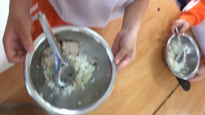 Bị phụ huynh “chê” bữa ăn đạm bạc, Hiệu trưởng Nam Trung Yên nói gì? Hình ảnh được học sinh ghi lại ở trường Tiểu học Nam Trung Yên. Ảnh: Phụ huynh cung cấp.