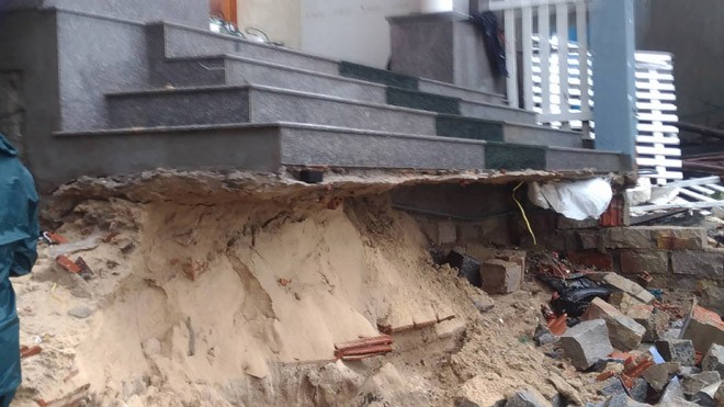 Trong tâm bão, người dân nức nở kể 'sáng ngủ dậy thấy mất nhà' Trong tâm bão, người dân nức nở kể 'sáng ngủ dậy thấy mất nhà'