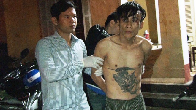 Đối tượng nhiễm HIV dùng dao cướp xe máy Con nghiện xăm trổ, nhiễm HIV Phan Phước Anh bị bắt giữ khi tẩu thoát cùng chiếc xe gắn máy cướp được.