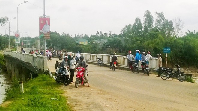 Rủ nhau tắm suối, học sinh lớp 7 đuối nước thương tâm Tìm thi thể em Khiêm tại cầu suối Reo