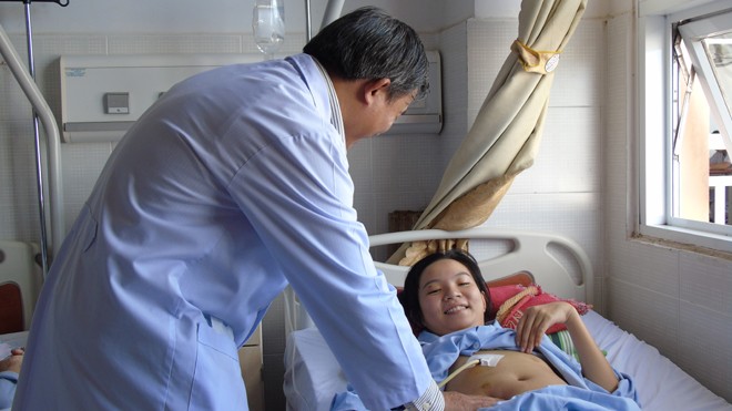 Lấy hơn 100 viên sỏi từ cơ thể cô gái 20 tuổi Bệnh nhân đã khỏe lại sau phẫu thuật nội soi tán sỏi mật (Ảnh: Kim Hà).