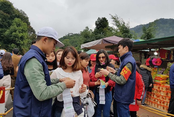 Bộ Văn hoá lên tiếng về việc thu phí tham quan lễ hội Thu phí tham quan vãn cảnh đền chùa khiến nhiều người dân không hài lòng