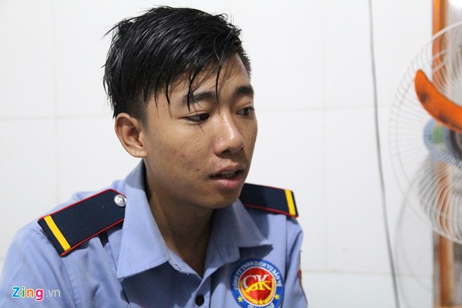 Người hùng hy sinh khi cứu hơn 40 người thoát khỏi đám cháy Carina Sau một đêm gần như thức trắng để hỗ trợ người dân tháo chạy, Lê Gia An lộ vẻ mệt mỏi. Ảnh: Phan Nhơn.