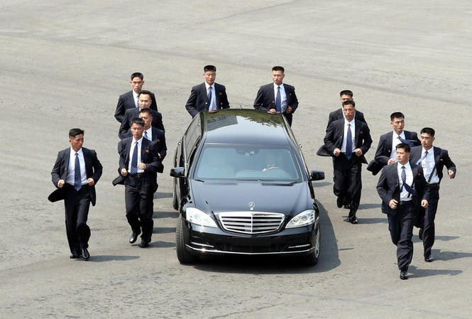 Nhìn gần dàn cận vệ xếp hình chữ V hộ tống ông Kim Jong Un Dàn cận vệ cao lớn, mặc suit đen của ông Kim đã gây chú ý khi chạy bộ hộ tống chiếc xe chở vị lãnh đạo về ăn trưa trong cuộc thượng đỉnh hôm 27/4 giữa ông và Tổng thống Hàn Quốc Moon Jae In. Ảnh: Reuters.