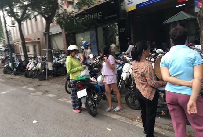 Lí do nào khiến sách giáo khoa đầu cấp ‘cháy hàng’, giá vọt cao? Hai 'nhân viên' trên đường Lý Thường Kiệt nói sách lớp 1, lớp 6 và lớp 10 đều đủ, chỉ giá là đắt thôi. Ảnh: Đỗ Hợp