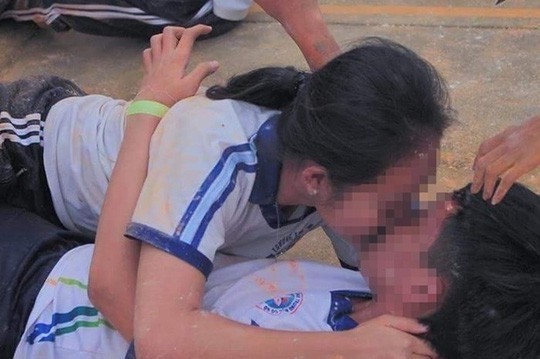 Học sinh chuyền thìa bằng môi: Không nên bê nguyên trò chơi nước ngoài Hình ảnh được cho là phản cảm khi các em học sinh ở Cần Thơ chơi trò chuyền thìa.