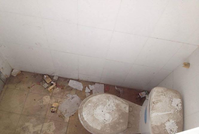 Ác mộng nhà vệ sinh trường học: ‘Khổ lắm, nói mãi’ Nhà vệ sinh ở Hà Nội như bãi rác. Ảnh: ĐH