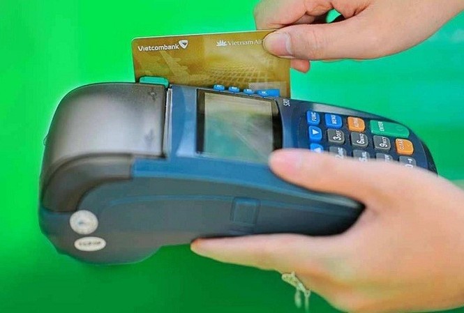 Phụ huynh học sinh nói gì về thu học phí không dùng tiền mặt? Nhiều phụ huynh thể hiện thái độ đồng tình việc thu học phí không dùng tiền mặt.