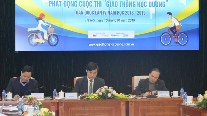Phát động cuộc thi Giao thông học đường lần IV Lãnh đạo Bộ GD&ĐTvà Ủy ban An toàn Giao thông Quốc gia trong lễ phát động cuộc thi sáng nay, 10/1