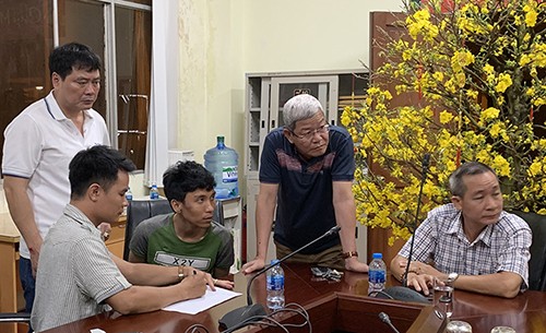 Sếp hình sự cải trang quật ngã nghi can cướp trạm thu phí Long Thành Đại tá Lê Ngọc Phương (áo thun xanh đen) và thượng tá Huấn (áo thun trắng) lấy lời khai Tuấn Anh. Ảnh: Quốc Thắng.