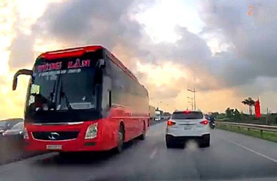 Phạt xe khách ngược chiều 1 triệu đồng: Xin đừng đùa với tính mạng người dân! Chiếc xe khách giường nằm của nhà xe Tùng Lâm chạy ngược chiều trên Quốc lộ 1 qua Thanh Hóa gây bức xúc cho nhiều lái xe.