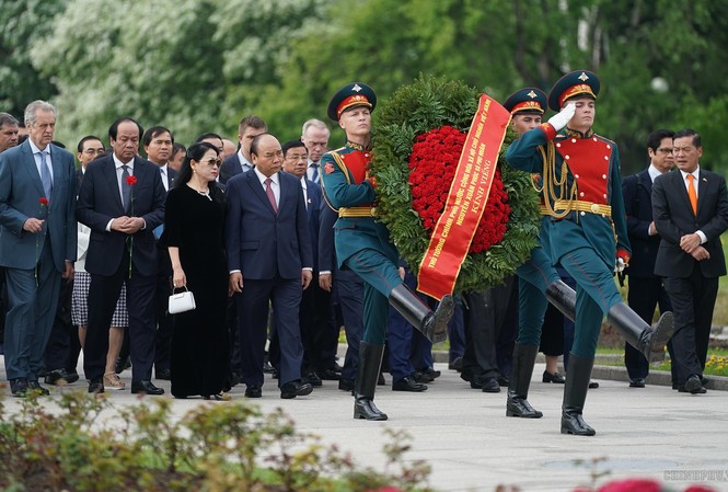 Thủ tướng thăm một số ‘địa chỉ đỏ’ tại Saint Petersburg Thủ tướng Nguyễn Xuân Phúc, Phu nhân và Đoàn cấp cao Việt Nam đến viếng, đặt vòng hoa tại Khu tưởng niệm-Nghĩa trang Piskaryovskoye. Ảnh: VGP/Quang Hiếu