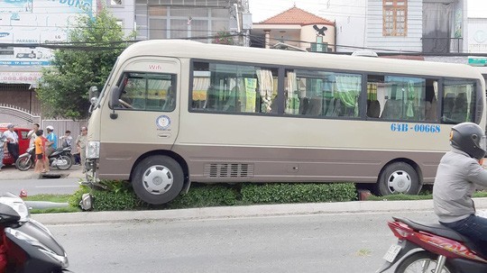 Khách đi viếng Bà Chúa Xứ Núi Sam hú vía khi xe khách tông gãy cột điện Khách đi viếng Bà Chúa Xứ Núi Sam hú vía khi xe khách tông gãy cột điện