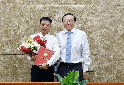 Bộ Tài nguyên Môi trường bổ nhiệm nhiều nhân sự mới Thứ trưởng Lê Công Thành trao quyết định và chúc mừng ông Hoàng Đức Cường.
