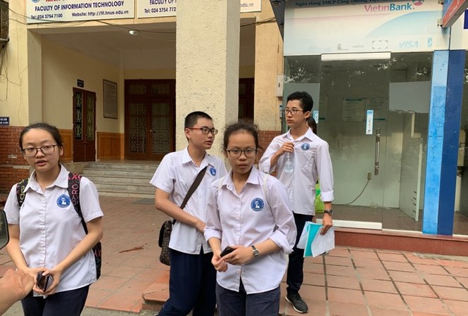 Đề thi môn Toán lớp 10 Trường THPT Chuyên Sư phạm: Dễ ‘ăn điểm’ Thí sinh dự thi vào chuyên ĐH Sư phạm Hà Nội chiều nay, 28/5. Ảnh: Đỗ Hợp