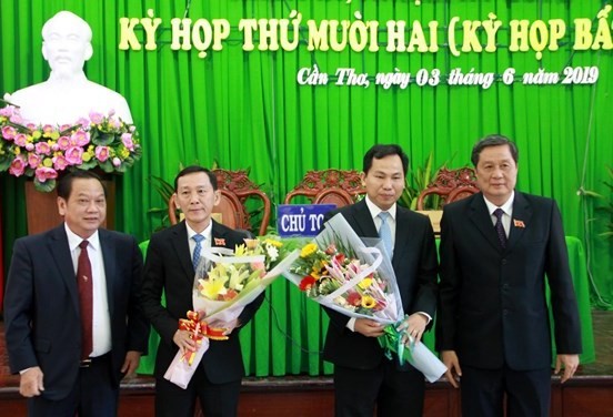 Triển khai quyết định nhân sự của Ban Bí thư và Thủ tướng Chính phủ Lãnh đạo thành phố Cần Thơ chúc mừng đồng chí Võ Thành Thống và đồng chí Lê Quang Mạnh.